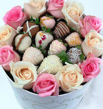 Charger l'image dans la galerie, Luxurious Round Roses and Berries
